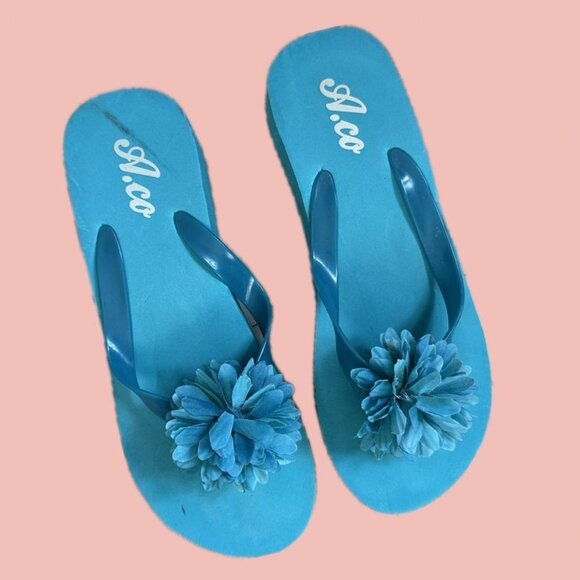 Throwback Y2K platform flip flops by A.co in bright turquoise - Picture 1 of 7